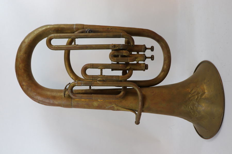 Trumpet DELISSON MAISON Fondee en 1812 Succsseurs  Lyon -Paris  Längd 64cm 