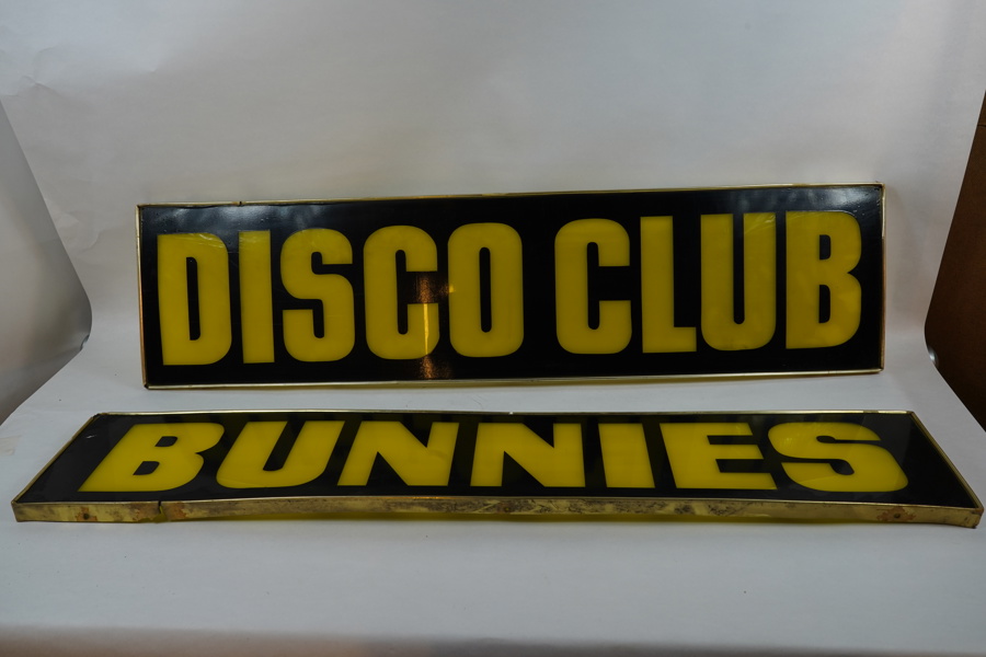 1 par skylt  DISCO CLUB / BUNNIIES 106X26 CM