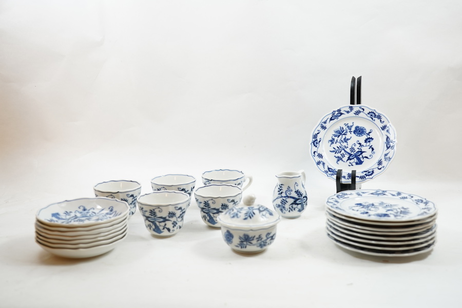 Porslin fika set märkt Underglazed Terra. 
