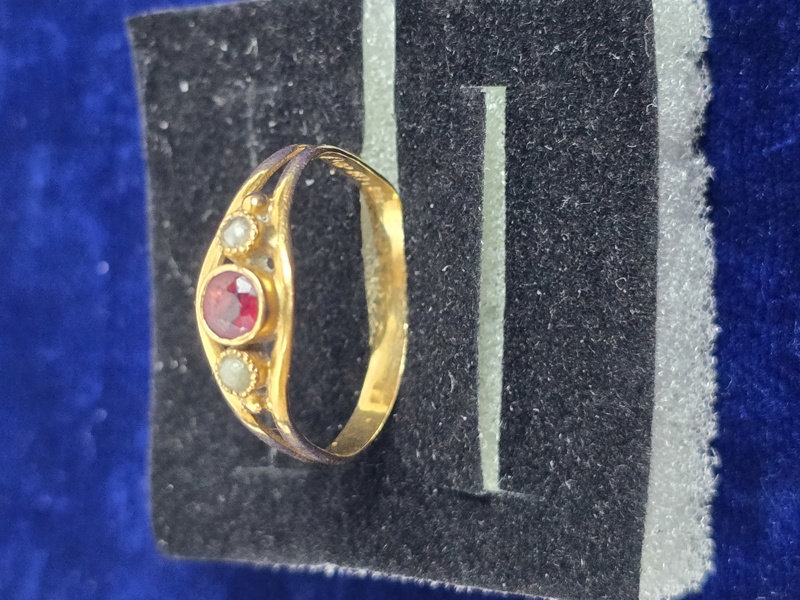 Ring 18k vikt 1,36 gram