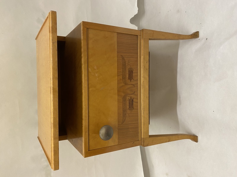 Sängbord i Trä1900-talet