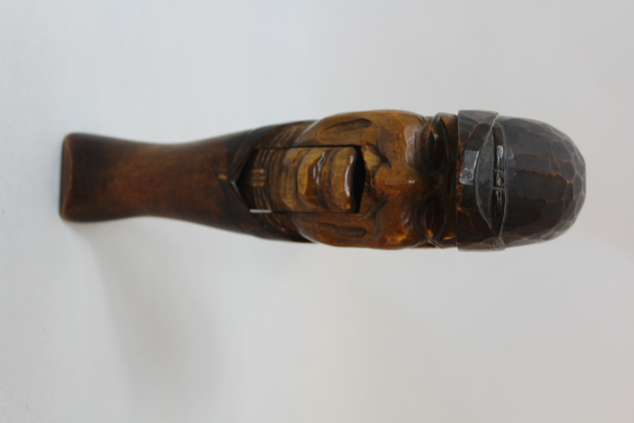 NÖTKNÄPPARE , TRÄ 1900 tal