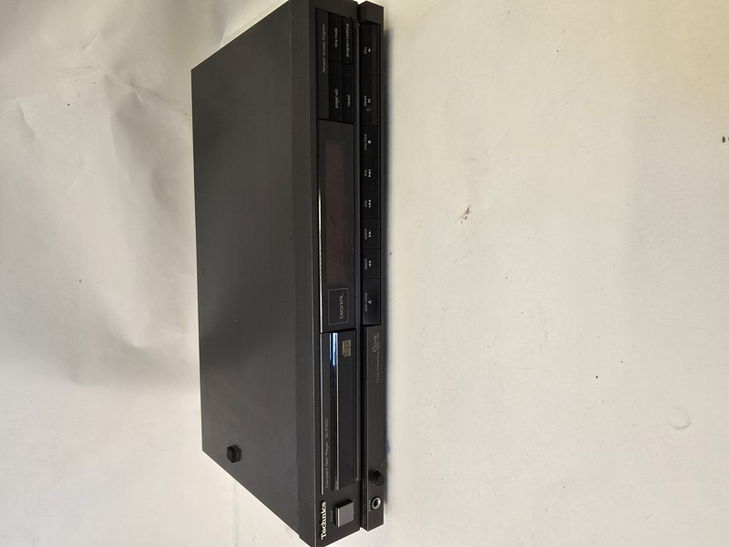 Technics COMPACT DISC PLAYER SL-P200