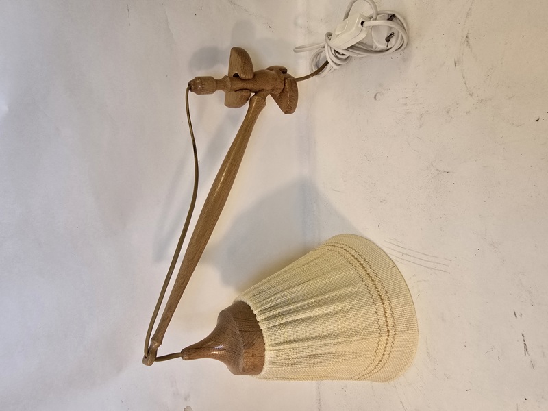 VÄGGLAMPA MED HÄNGKONSOL