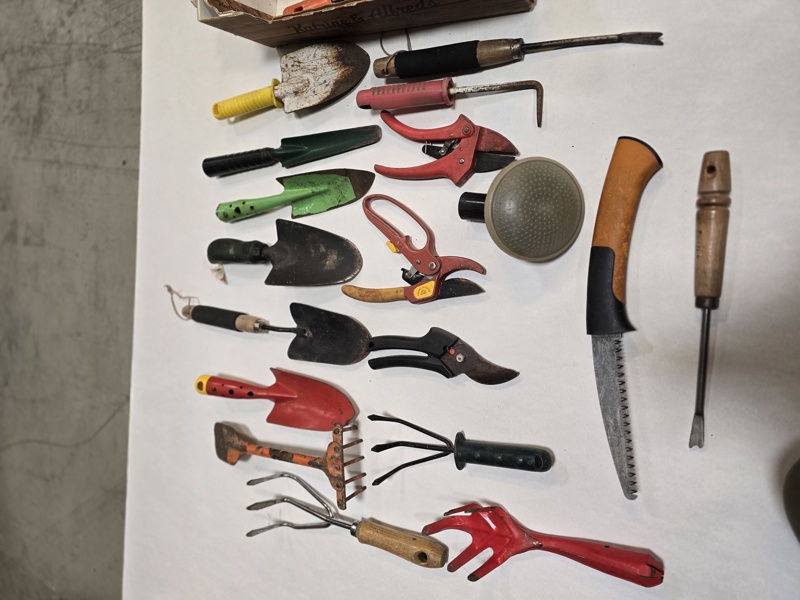 Diverse trädgårds verktyg