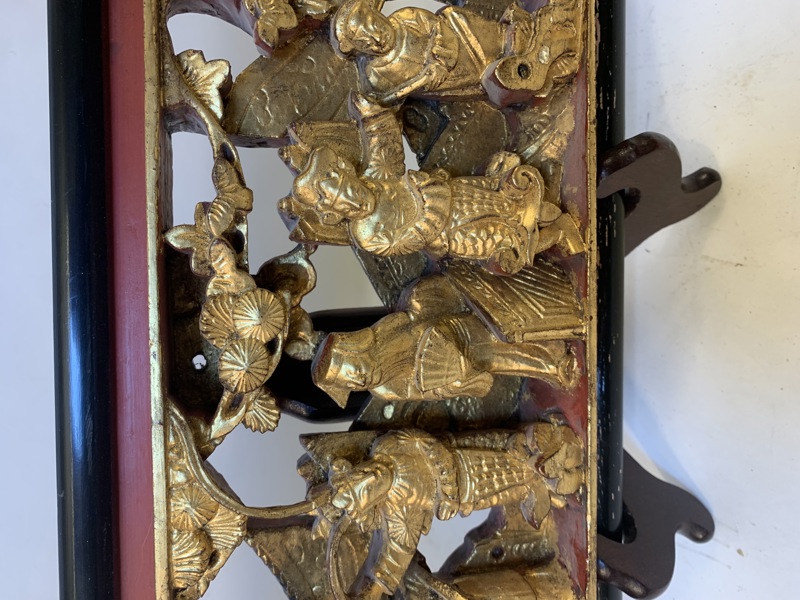 kinesisk panel från Ningpo i snidat och förgyllt trä, från mitten av 1900-talet.