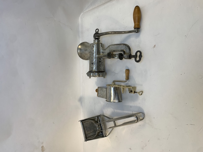 KVARNAR 2 st, bl.a. Husqvarna 8 Reliance köttkvarn. potatispress Norra Hammar ,1900-tal.